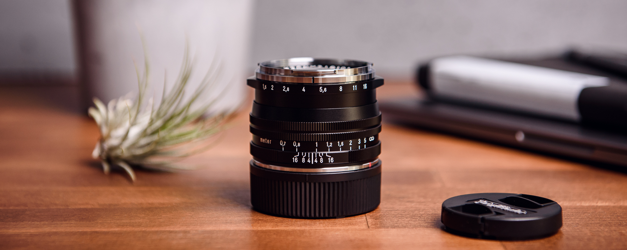 Obiektyw Voigtlander Nokton II 50 mm f/1,5 do Leica M - MC, czarny - na biurku
